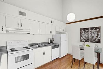 Well equipped eat-in kitchen